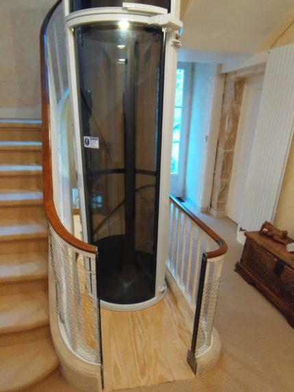 image d’un élévateur moderne et haut de gamme (PVE) installé entre les virage d’un escalier