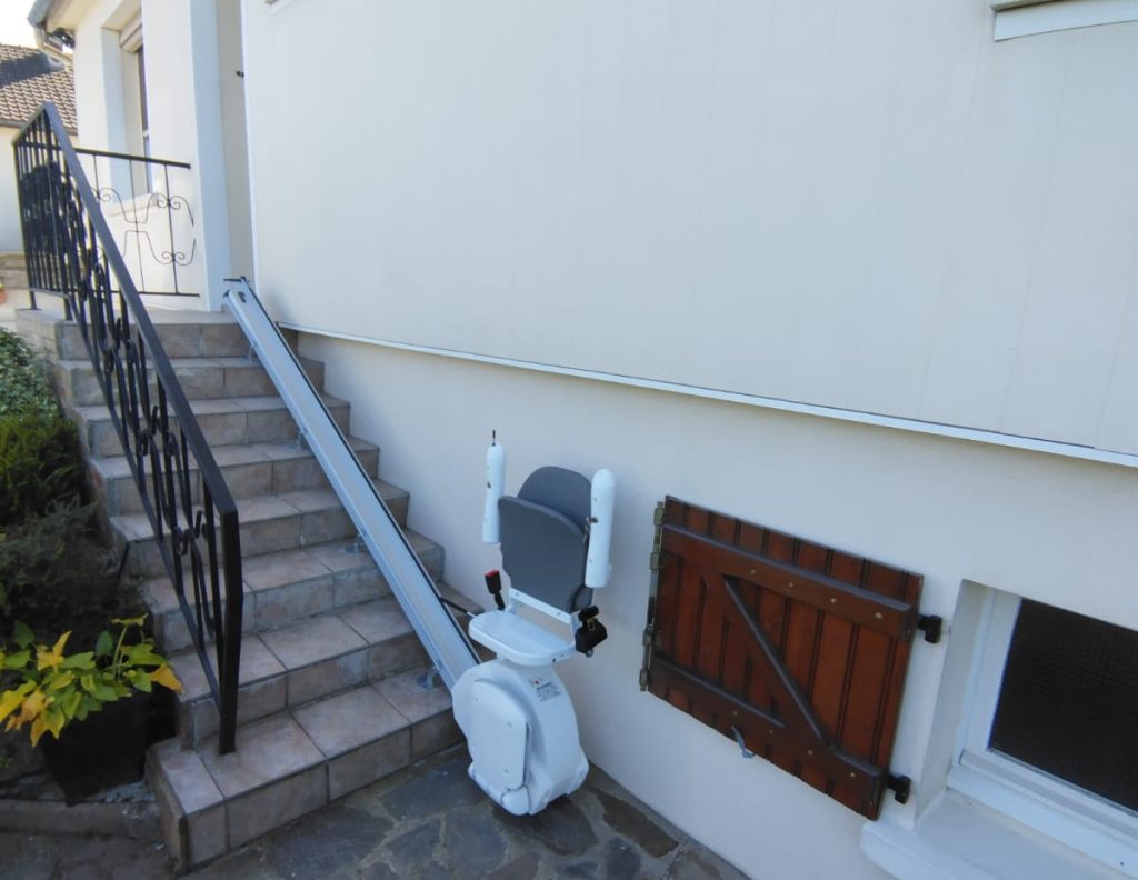 image d’un monte escalier droit installé sur un escalier extérieur