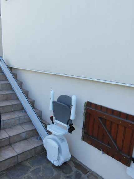 image d’un monte escalier droit installé sur un escalier extérieur